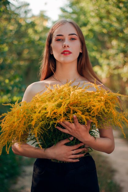 Sujetador de flores de mujer suave sensual Chica de primavera sensual Mujer con flores Mujer perfecta con flor