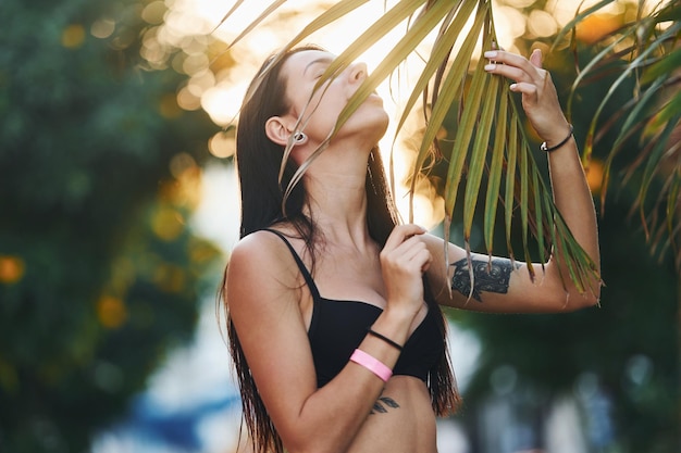 En sujetador Hermosa mujer joven está al aire libre durante el día soleado Concepto de vacaciones