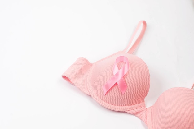 Sujetador rosa con cinta rosa sobre el concepto de cáncer de mama