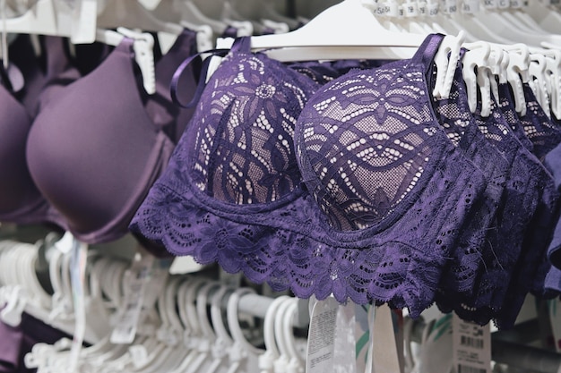 Mierda Arqueológico plato Sujetadores en perchas en la tienda ropa interior morada para mujer color  de moda sujetadores muy peri | Foto Premium