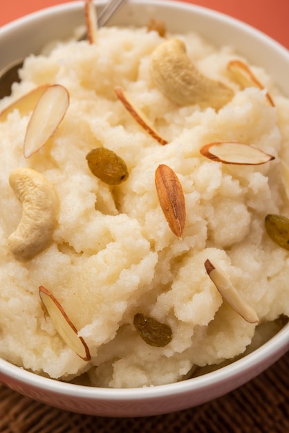 Suji ka halwa oder rava sheera oder ravyacha shira ist ein indisches süßes Gericht, das als Dessert oder als Opfergabe an Götter serviert wird.