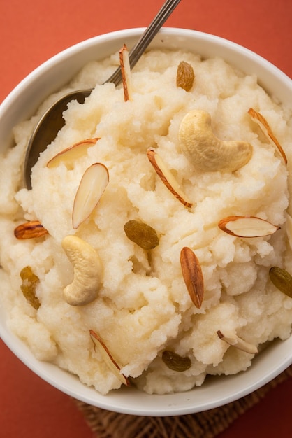 Suji ka halwa oder rava sheera oder ravyacha shira ist ein indisches süßes Gericht, das als Dessert oder als Opfergabe an Götter serviert wird.