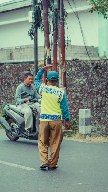 Sukarelawan Pengatur Lalu Lintas, freiwilliger Verkehrskontrolleur in Indonesien