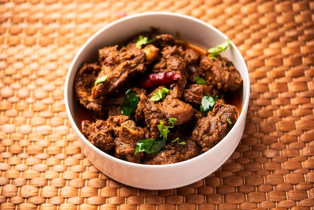Sukha carne de cordero o pollo seco picante Murgh o carne de cabra servida en un plato o cuenco