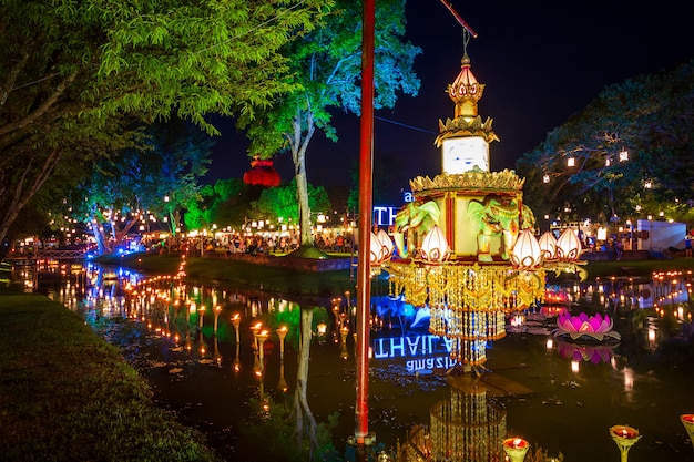 Sukhothai Co Lamplighter Loy Kratong Festival no Parque Histórico de Sukhothai cobre