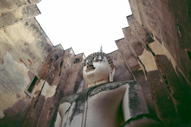 Sukhothai Tailândia 20 de maio de 2022 Perspectiva uma grande estátua de Buda no Templo Sri Chum no local histórico do Parque Histórico de Sukhothai Província de Sukhothai Tailândia