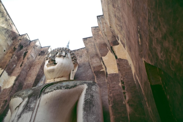 Sukhothai Tailândia 20 de maio de 2022 Phra Ajana é a principal imagem de buda em Wat Sri Chum no parque histórico de Sukhothai