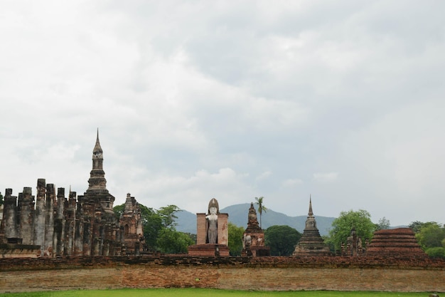 Sukhothai Tailandia 20 de mayo de 2022 Vista panorámica de Wat Maha That en el parque histórico de Sukhothai