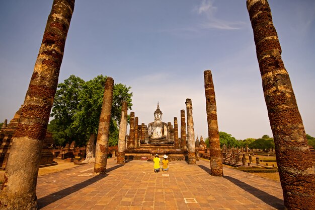 Sukhothai Wat Mahathat Buddha-Statuen an alter Hauptstadt Wat Mahathats von Sukhothai, Thailand.