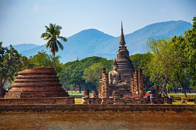 Sukhothai Wat Mahathat Buddha-Statuen bei Sukhothai, Thailand.