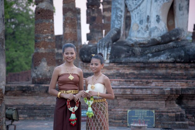 SukhothaiThailand April 92017 Schöne thailändische Frauen in traditioneller Tracht von Thailand im Tempel im Sukhothai Historical Park Thailand