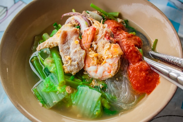 Suki en caldo Mariscos mixtos con fideos y verduras.