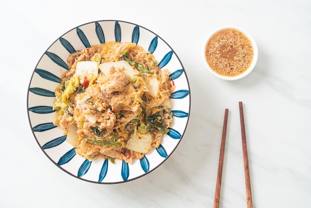 Sukiyaki estilo tailandês salteado ou vermicelli salteado com carne de porco e vegetais em molho sukiyaki - comida asiática