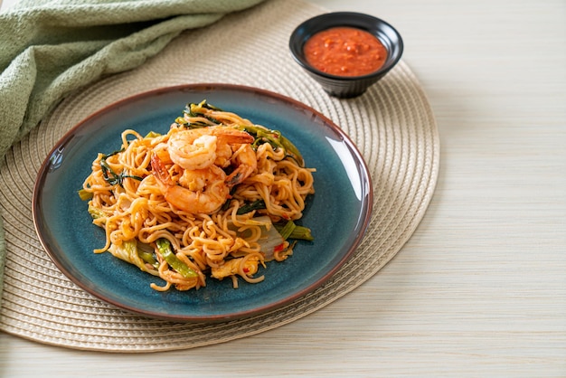 Sukiyaki de fideos instantáneos salteados con gambas