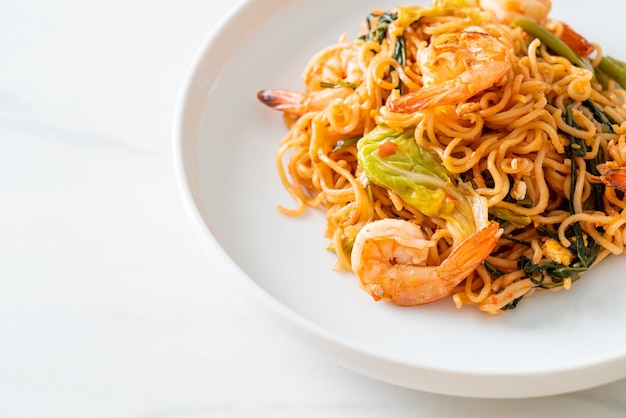 Sukiyaki de fideos instantáneos salteados con gambas