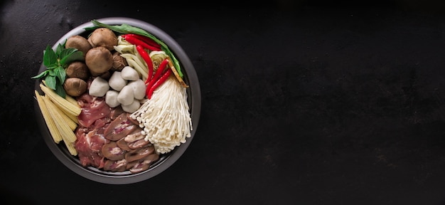 Sukiyaki japonês em panela de ferro fundido tradicional.