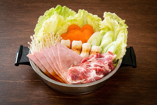 Sukiyaki o shabu sopa negra de olla caliente con carne cruda y vegetales - estilo de comida japonesa