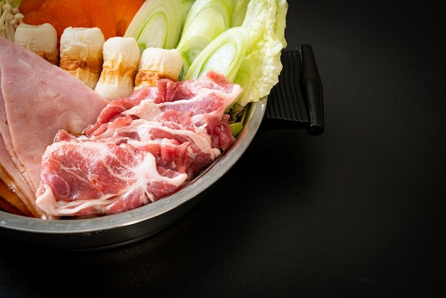 Sukiyaki oder Shabu Hot Pot Black Suppe mit rohem und pflanzlichem Fleisch - japanischer Essensstil