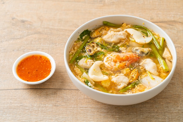 Sukiyaki-Suppe mit Meeresfrüchte-Schüssel - asiatische Küche
