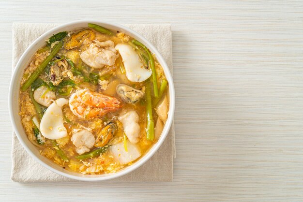 Sukiyaki-Suppe mit Meeresfrüchten im asiatischen Stil