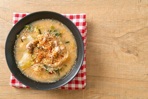 Foto sukiyaki-suppe mit schweinefleisch nach thailändischer art