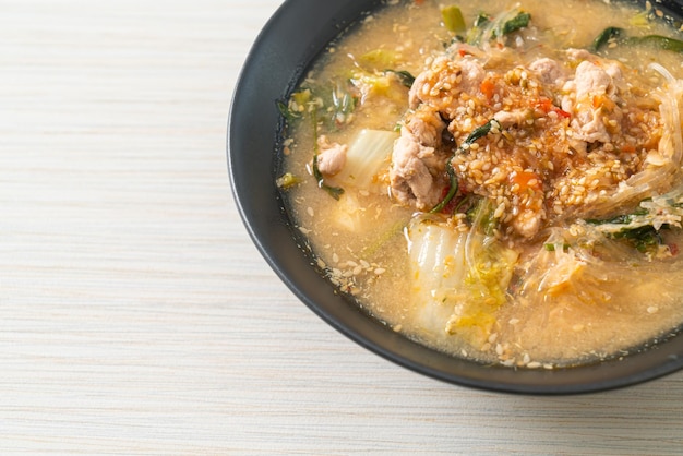 Sukiyaki-Suppe mit Schweinefleisch nach thailändischer Art