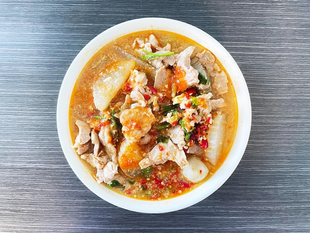 Foto sukiyaki tailandés con carne de cerdo