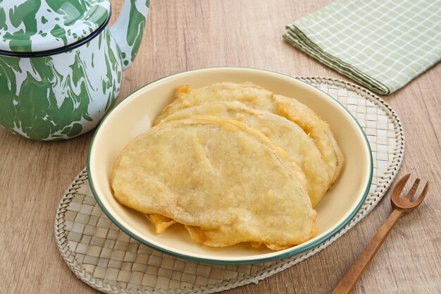 Sukun goreng o pan frito, comida tradicional indonesia.