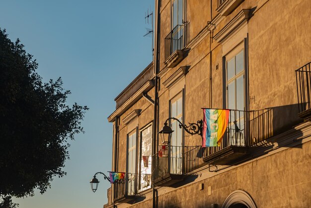 Sul da Itália pequena cidade montanhosa ao amanhecer Vietri Belo amanhecer de verão Viagem pela velha Europa paisagens pitorescas Costa Amalfitana Mar Tirreno Cidade Vietri sul Mare