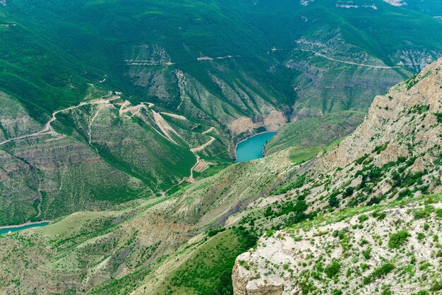 Sulak-Flusstal in Dagestan große tiefe bewaldete Schlucht des Gebirgsflusses mit blauem Wasser