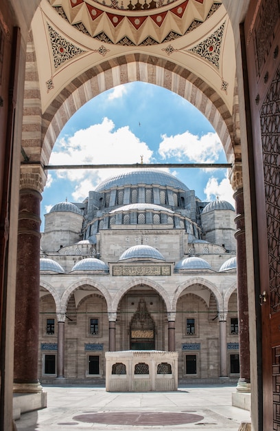 Suleymaniye-Moschee vom Haupteingang der Moschee.