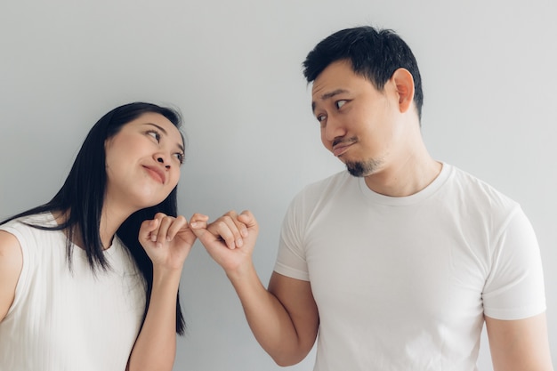 Sulk e conciliar casal amante em t-shirt branca e cinza