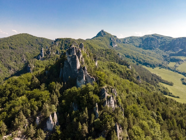 Sulov-Felsen mit Wäldern im Sommer Naturschutzgebiet Sulov-Felsen in der Slowakei