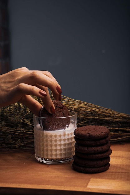 Sumergir deliciosas galletas en un vaso de leche