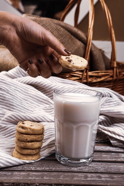 Sumergir deliciosas galletas en un vaso de leche