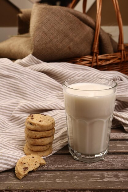 Sumergir deliciosas galletas en un vaso de leche