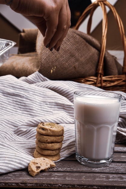 Sumergir deliciosas galletas en un vaso de leche