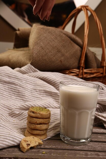 Sumergir deliciosas galletas en un vaso de leche