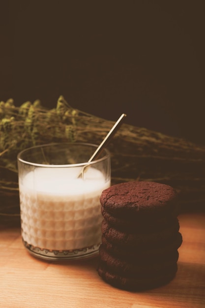 Sumergir deliciosas galletas en un vaso de leche