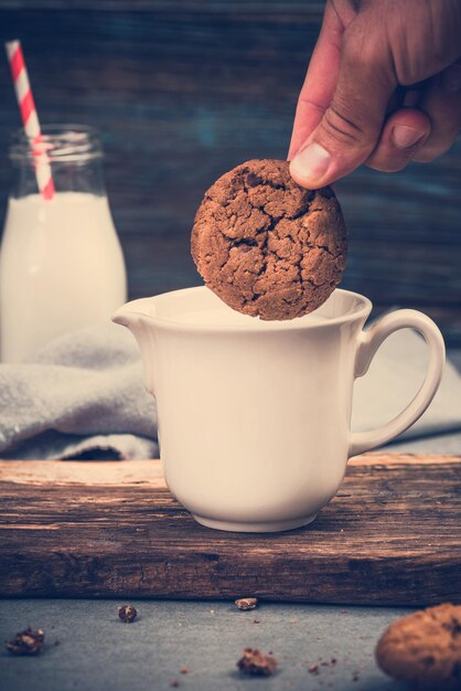 Sumergir la galleta en un vaso de leche