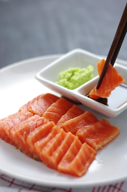 Sumergir el salmón en salsa de soja