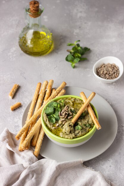 Sumerja con frijol mungo, menta y semillas servidas con grissini o palitos de pan salados.