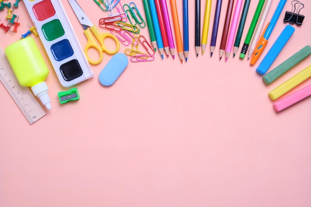 Suministros escolares y artículos de papelería fondo rosa Preparación del niño para la escuela