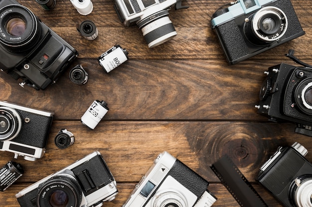 Suministros de fotografía en la mesa de madera