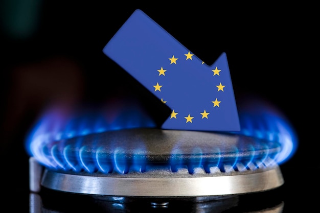 Suministros de gas disminuidos en la unión europea una estufa de gas con una llama ardiente y una flecha en los colores