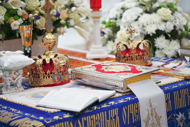 Suministros de iglesia y coronas de oro para la ceremonia de la boda en la Iglesia Ortodoxa