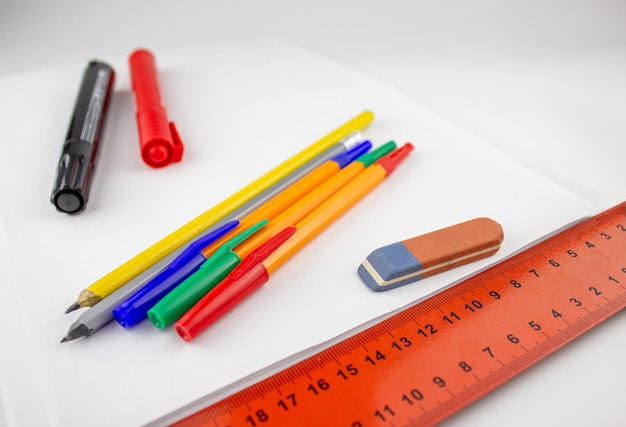 Foto suministros de oficina sobre un fondo blanco elementos para escribir notas de aprendizajepapelería