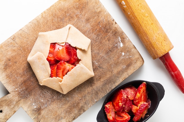 Summer Food Konzept Hausmannskost Bio Rustikale klassische Erdbeer-Galette-Torte mit Kopierraum