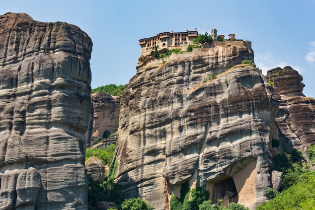 Summer meteora - importante complexo rochoso de mosteiros religiosos do cristianismo na grécia