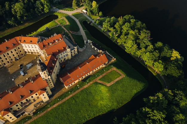 Summer Nesvizh Castle en la ciudad de Nesvizh.Belarus.